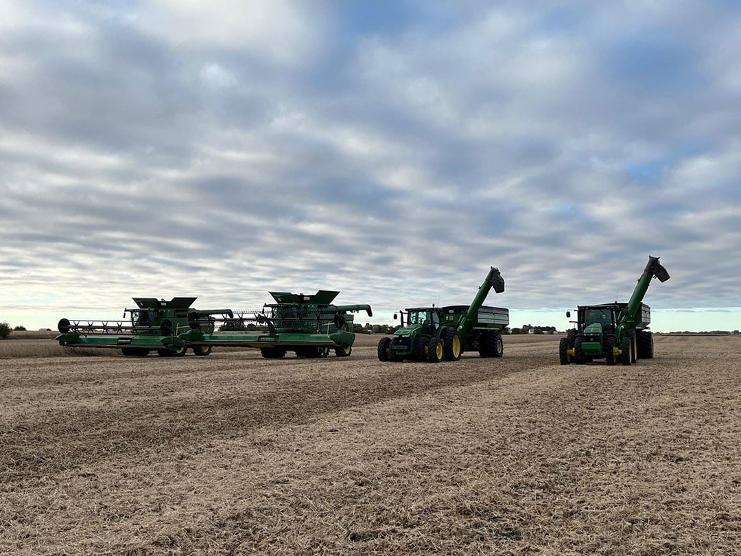 Four tractors of 325 hp each and two combines are put to work. Their farm management software is also supplied by John Deere.