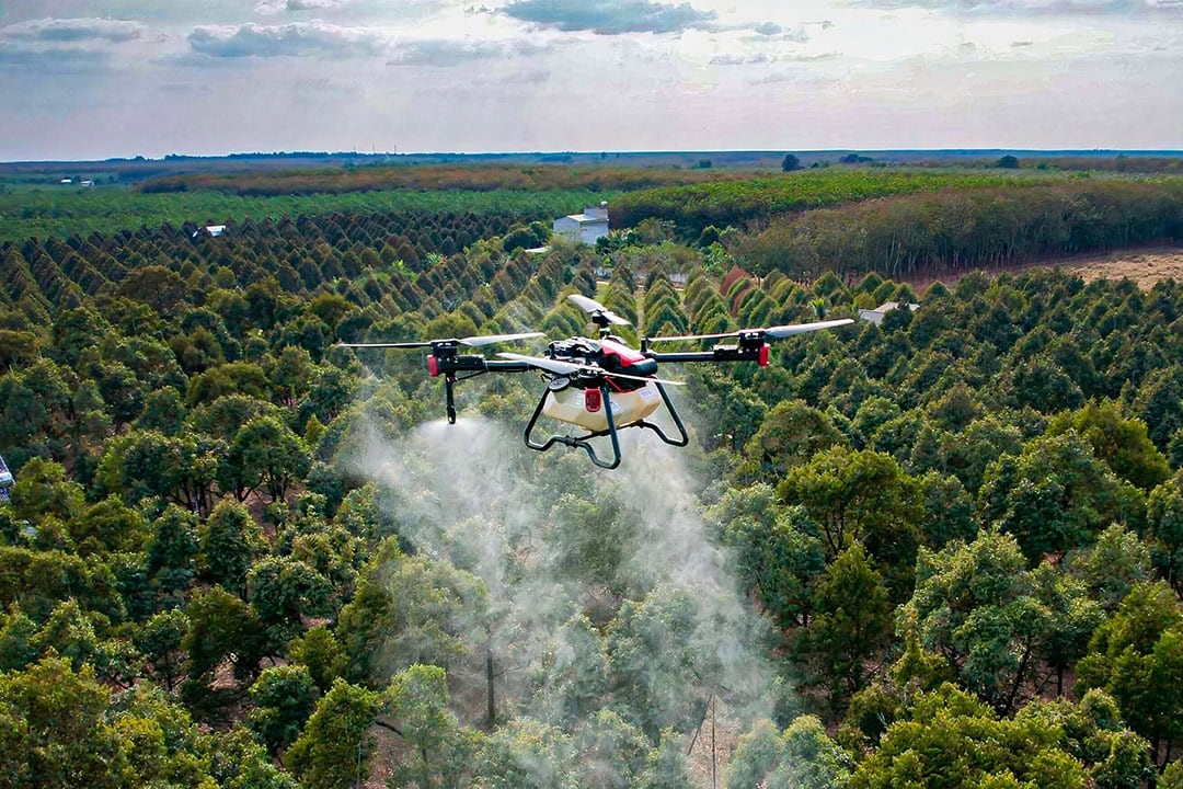 The XAG P100 has a payload capacity of 40 litres for spraying. It is a professional-grade drone, designed for precise and efficient spraying and spreading. - Photo: XAG