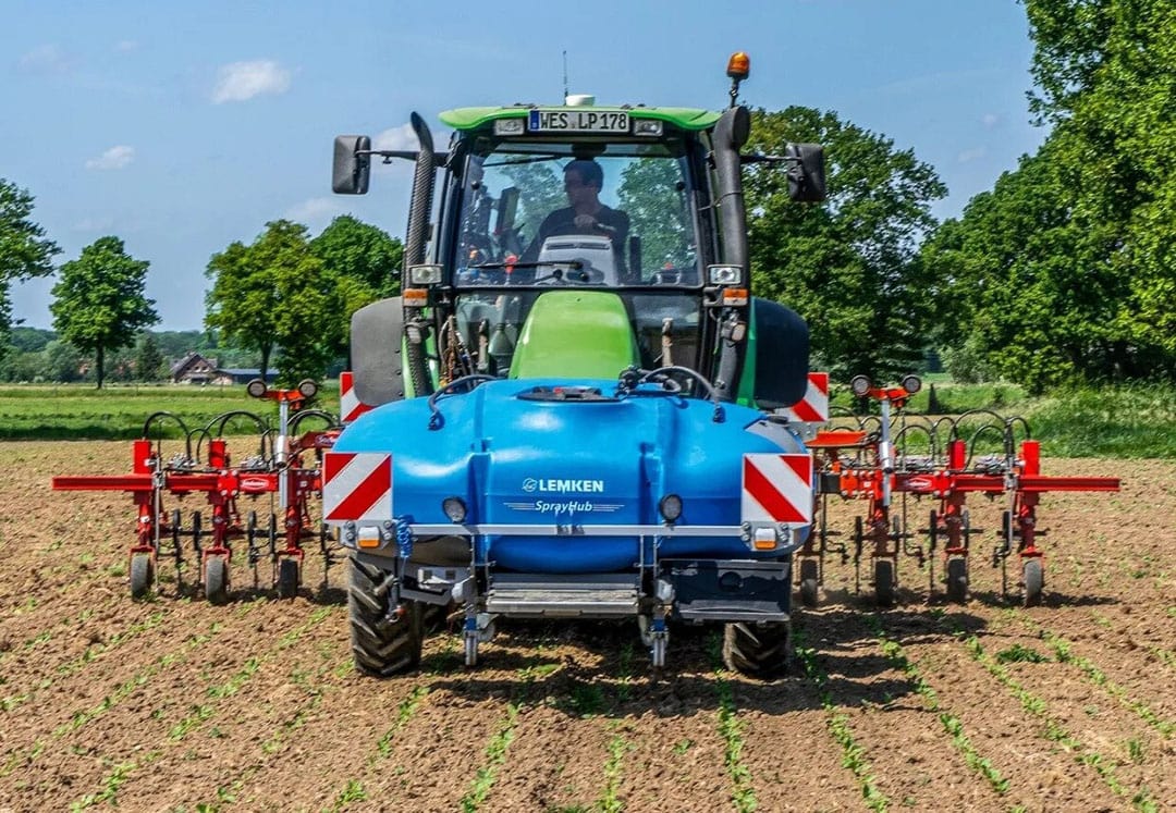 Lemken's SprayHub at row spraying in combination with the smart hoeing machine called EC-Weeder.