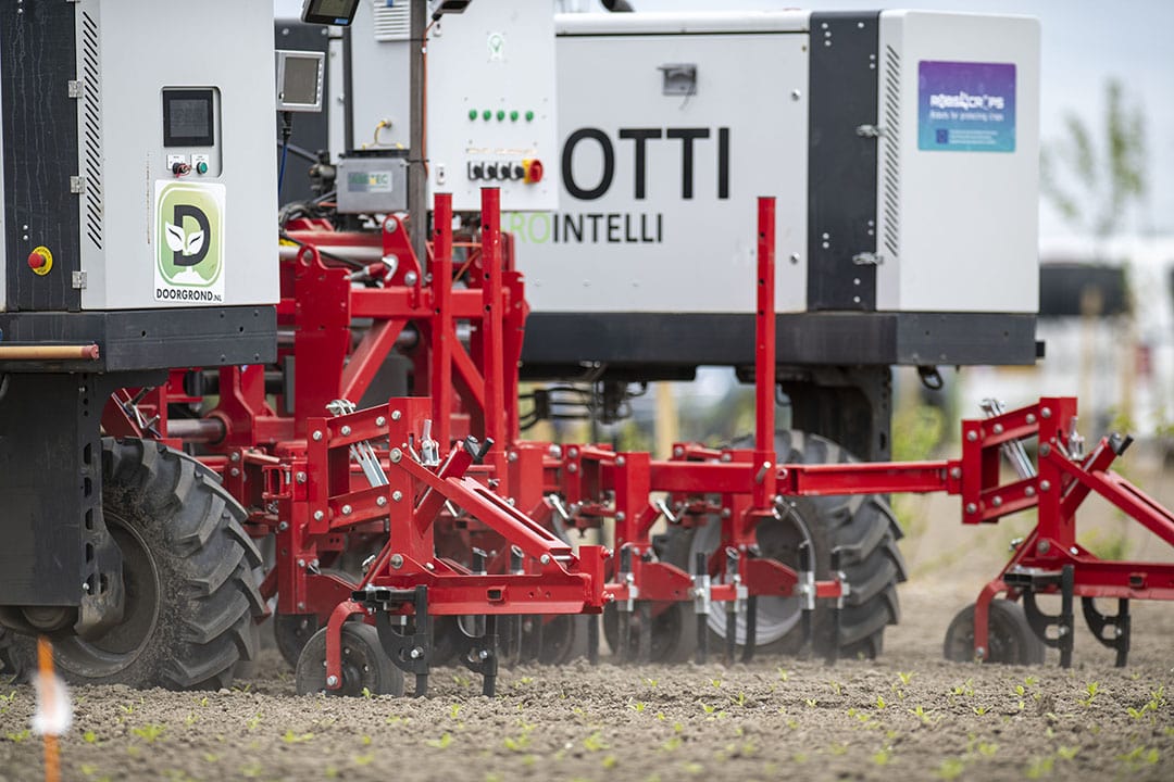 This special weed combination has another camera at the rear to count the present crop plants.