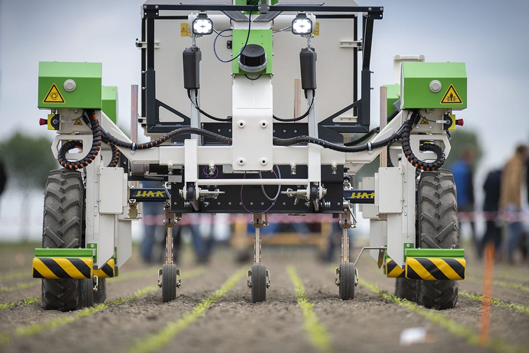 Hoeing could be done to the centimetre and lots of space below the robot’s wheels.