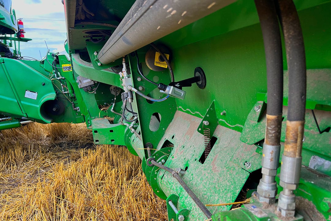 The AI technology uses Luxonis-cameras, mounted on the header and on the rear of the combine, that take a picture every 3 seconds.