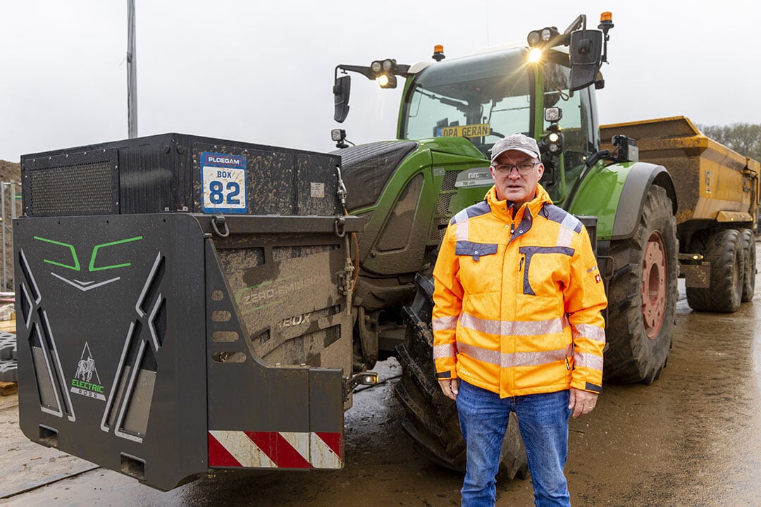 At Jan van der Zwaan, not just any driver uses the Agromec 700 Vario Electric. Disconnecting and connecting the battery is a matter of a few minutes with the quick-connect system, but you need to have knowledge to do it responsibly. – Photo: Koos Groenewold