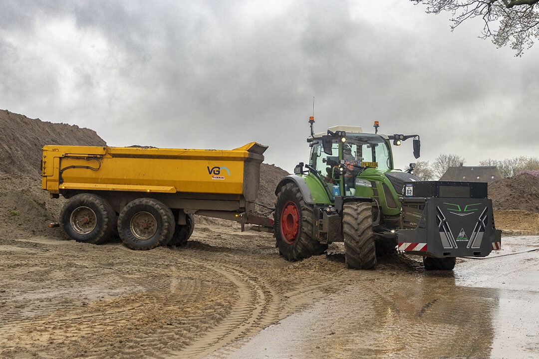 Van der Zwaan uses the electric tractor in the infrastructure. It would also fit in agriculture, customers don't pay extra for it. – Photo: Koos Groenewold