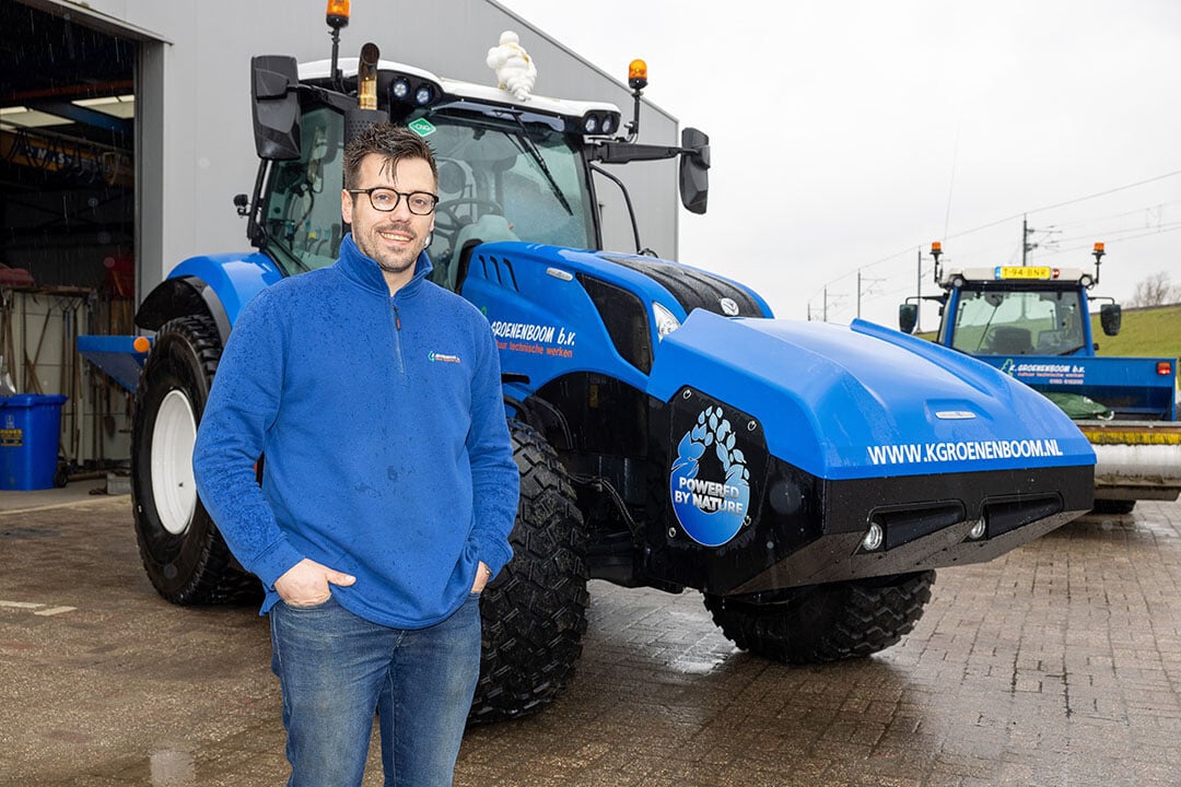 Dick Groenenboom works with the New Holland T6 on methane mainly on sports fields. Groeneboom refuels with bio-CNG, biogas from a sewage treatment plant, at the nearby OG Clean Fuels. – Photo: Peter Roek