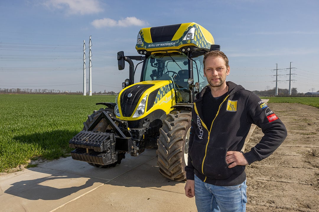 Carlo Kloosterman of transport company Kloosterman foresees that in the future it will move in the direction of fewer or no emissions at all for tractors and machines. The tanks on the roof contain up to 5 kilograms of hydrogen; an 8-hour working day requires around 4 kilos. – Photo: Peter Roek