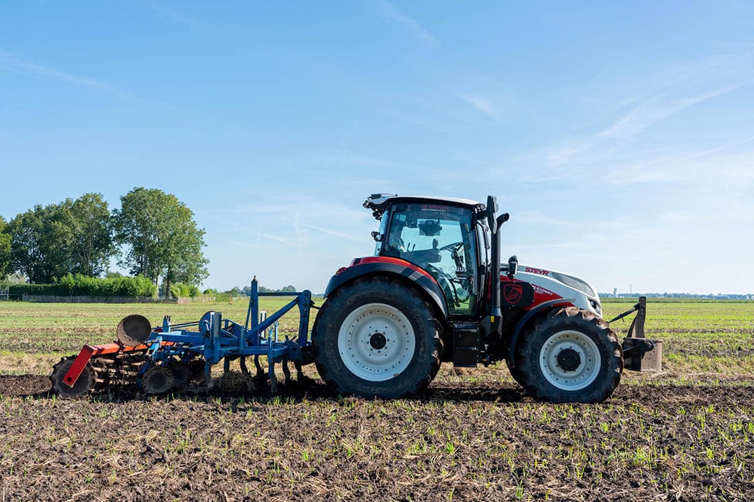 Due to weather conditions, Jan Pieter Evenhuis was only able to put the autonomous tractor to work for one afternoon to cultivate the grain stubble on a 2.5 hectare plot.