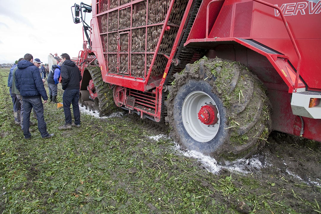 Wide tires or tracks should not be a license to make harvesters even bigger and heavier. - Photo: Jan Willem Schouten