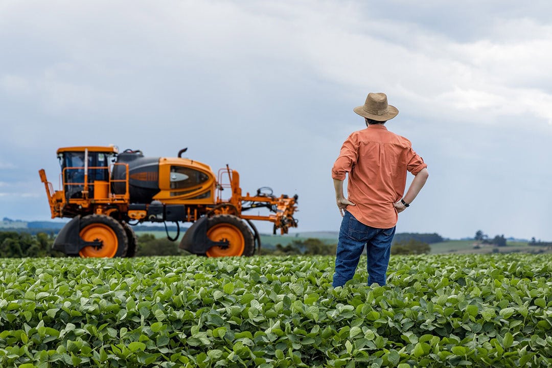 Connectivity is a huge obstacle for Brazilian farms to climb the level of digital agriculture.