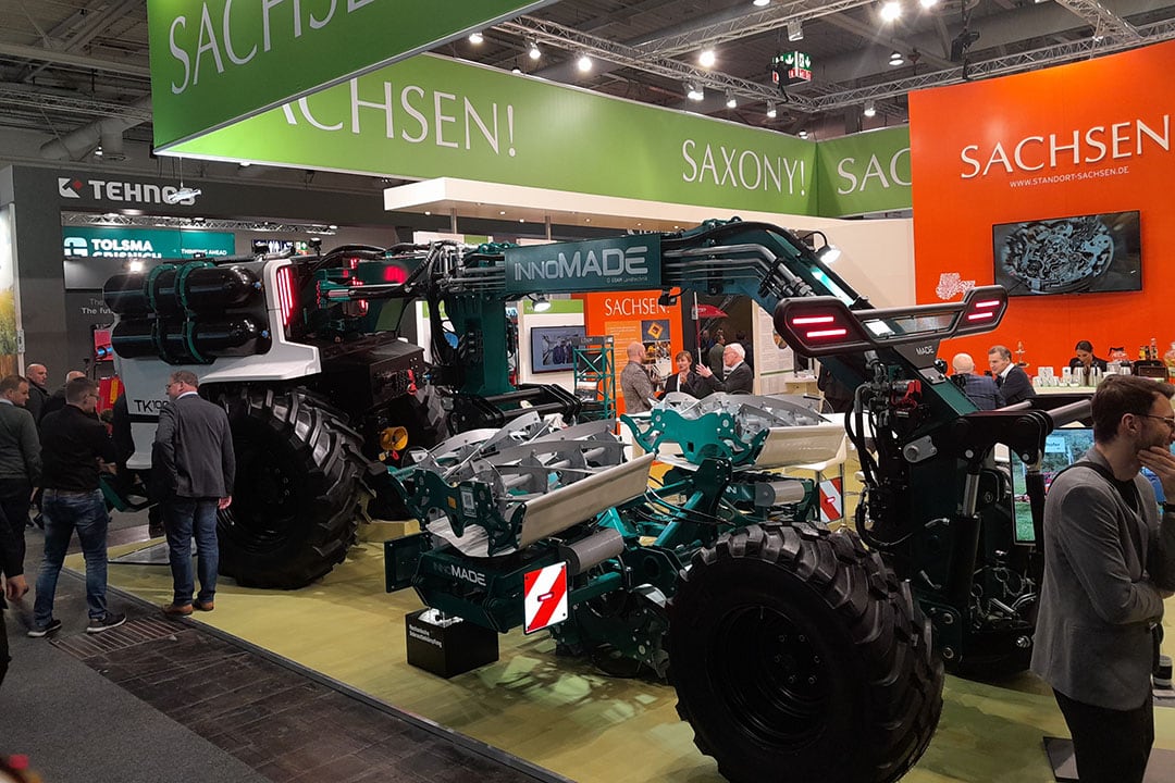 Eidam Landtechnik equipped the autonomous tractor Innomade TK100 at Agritechnica with a cutting roller in the lifting mechanism.