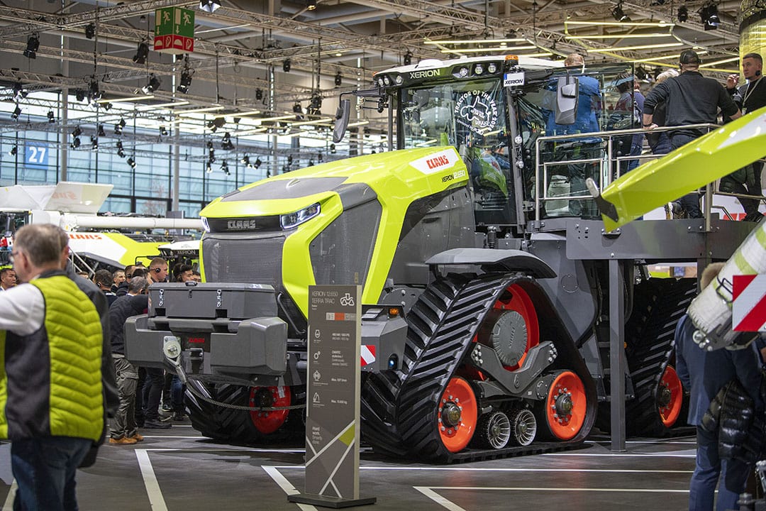 The farmer can choose whether he wants driving assistance, a co-pilot, or to let the autonomous Xerion 12.590 TerraTrac drive entirely autonomously. The technology is almost ready.