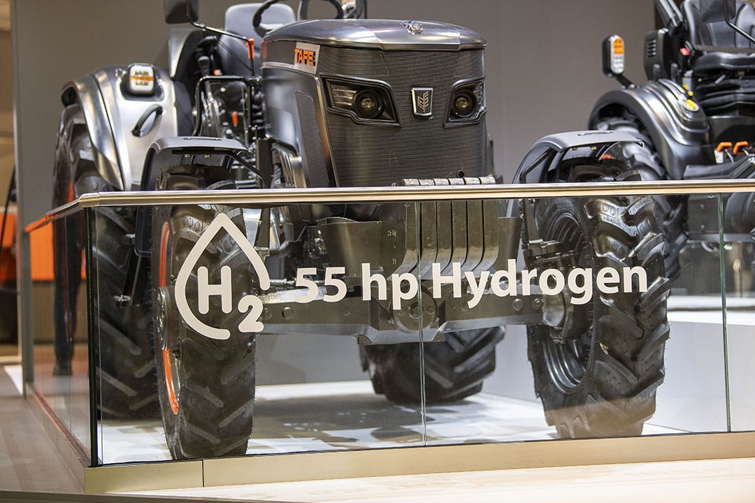 Tafe also displays a hydrogen tractor, although it is just a concept. According to Tafe, the infrastructure for refueling hydrogen is not yet prepared for a hydrogen-powered tractor. Interestingly, the tractor is equipped with a combustion engine that runs on hydrogen.