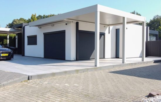 Witte carport bij bungalow