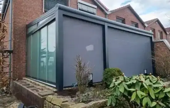Gesloten zonwerende screens voor een serre