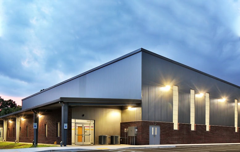 Entrep&ocirc;t sur fondation pieux viss&eacute;s