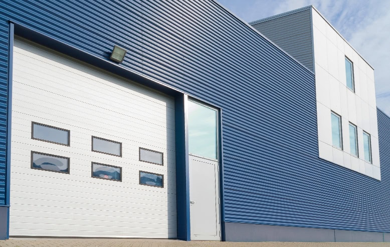 fondation entrepot sur pieux viss&eacute;s