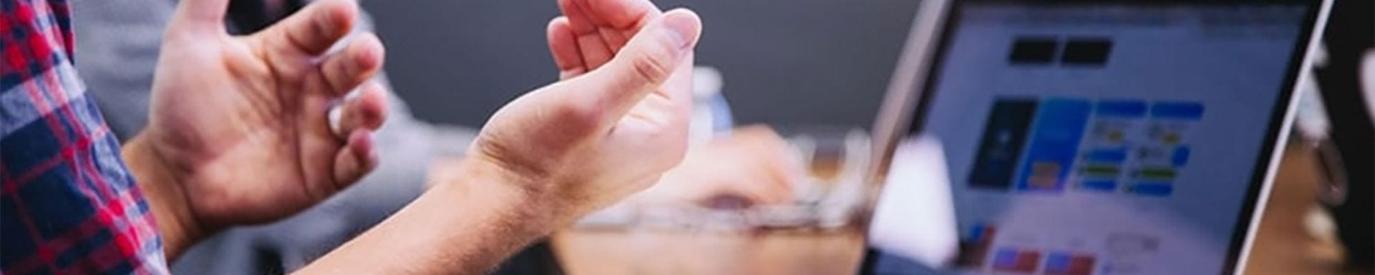 homme-parle-avec-mains-en-mouvement