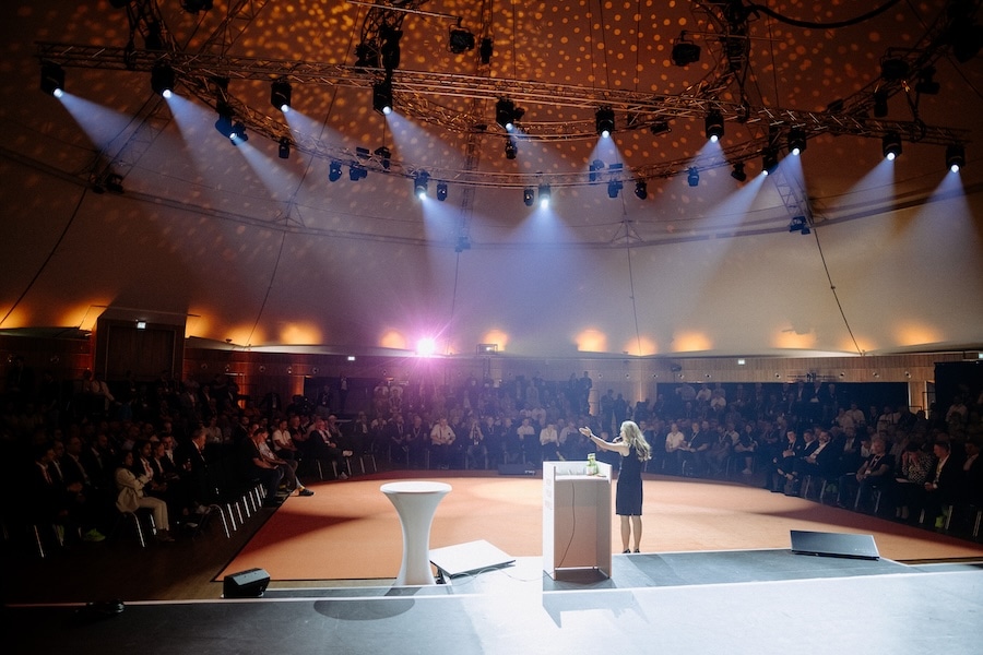 Hamburger Moderatorin Ilka Groenewold bei Konferenzmoderation Kongressmoderatorin