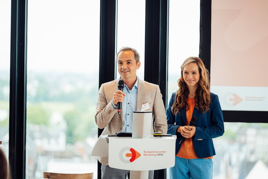Duesseldorfer Moderatorin Bahn Schiene Nahverkehr