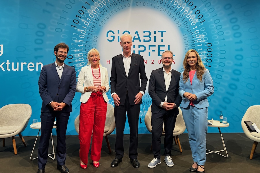 Gigabit Gipfel Hessen Moderatorin Ilka Groenewold in Wiesbaden Breitband