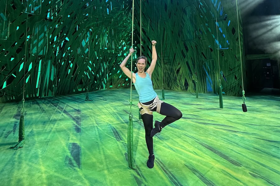 moderatorin und saengerin ilka groenewold bei disney musical tarzan in hamburg