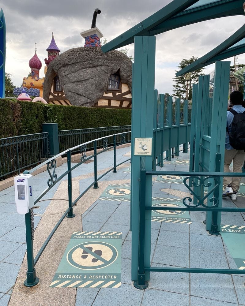 tazze coda coronavirus disneyland paris