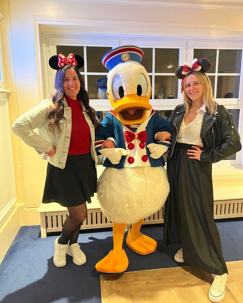 personaggi hotel disney newport bay club