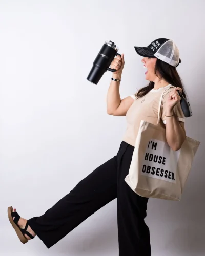 013A3045 Jaydee Sheppard Realtor in Placer County carrying a tote bag with the phrase I’m House Obsessed