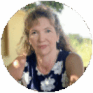 Porträt einer Frau mit lockigem Haar in einem Sommerkleid, aufgenommen im Freien.