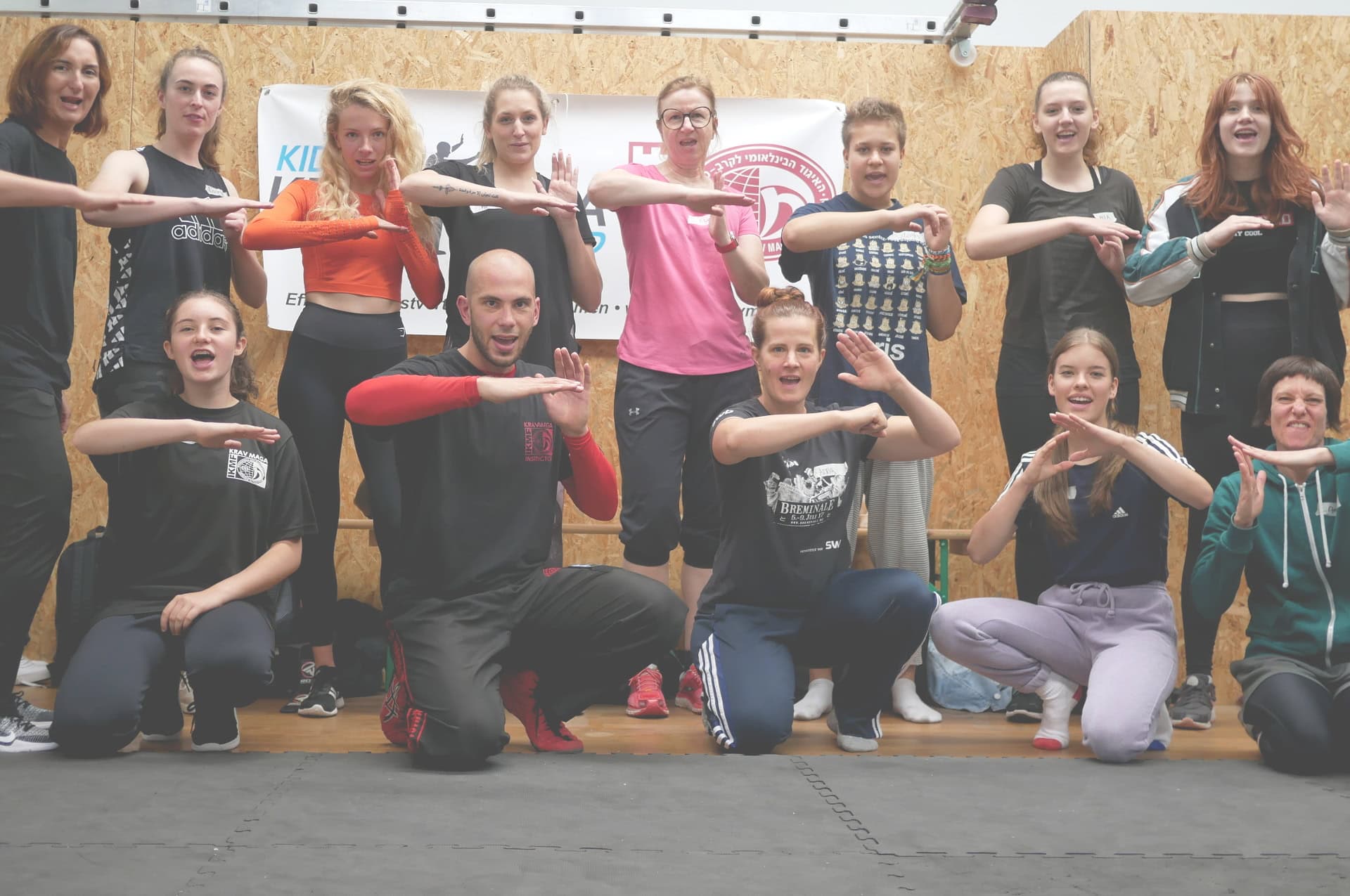 Gruppenfoto eines Selbstverteidigungskurses für Frauen