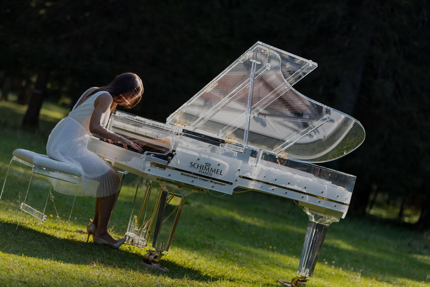 Mädchen spielt Schimmel Glasflügel im Park/Wald
