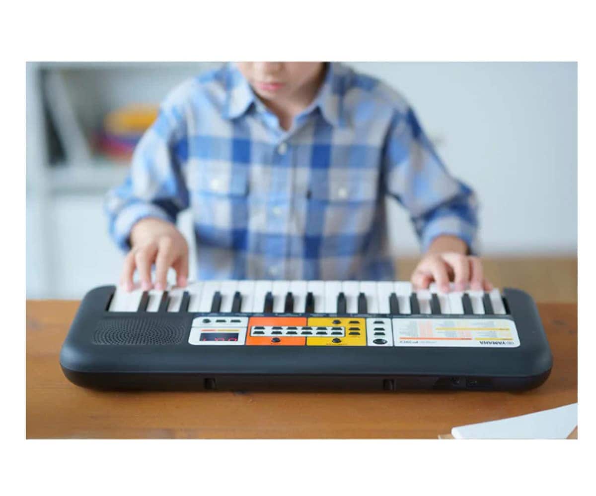 Kind spielt Yamaha PSS F30 Keyboard