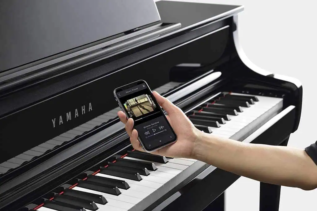 Yamaha Clavinova CLP-875PE mit Smartphone