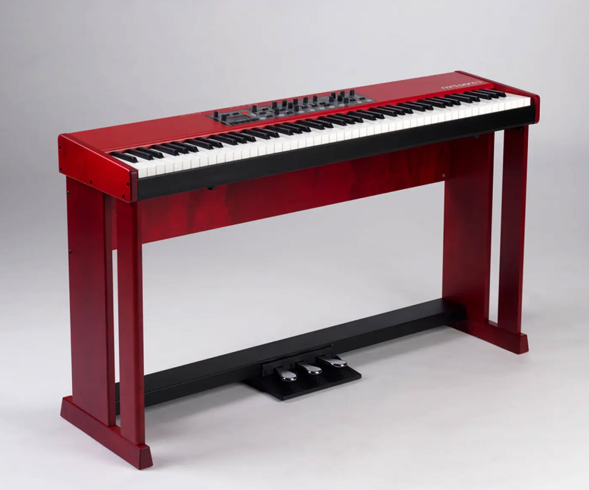 Nord Wood Stand mit Instrument und Triple Pedal angewinkelt
