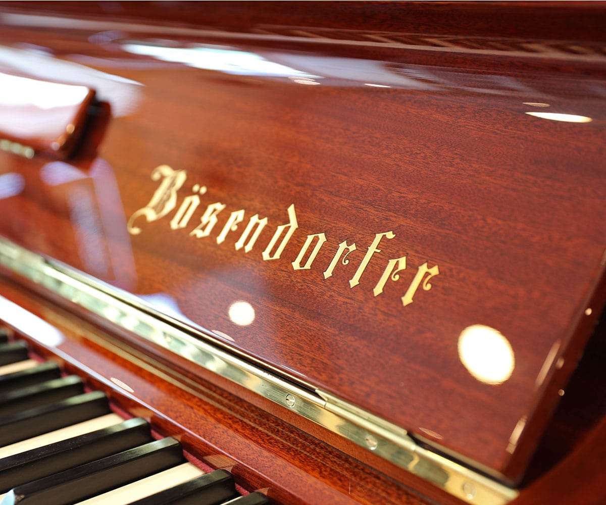 Piano Bösendorfer 130 Mahagoni poliert Tastenklappe mit Logo