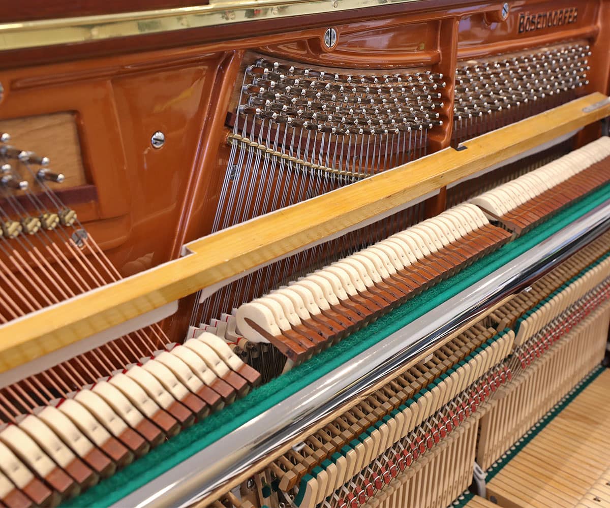 Piano Bösendorfer 130 Mahagoni Detail Mechanik action, moderator und Saiten