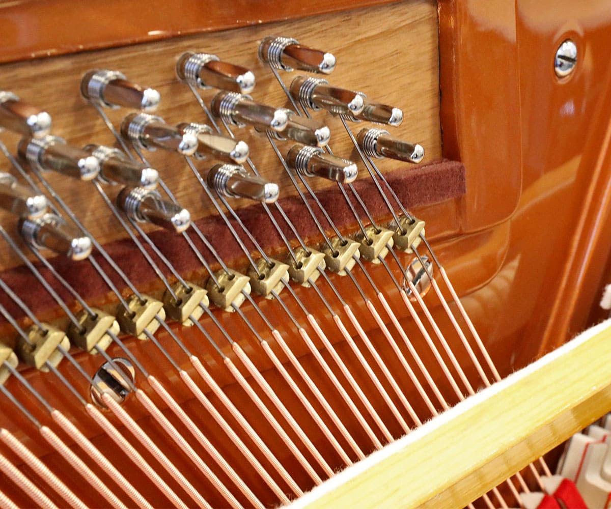 Piano Bösendorfer 130 Mahagoni poliert Detail Stimmwirbel Saiten und Eisenrahmen