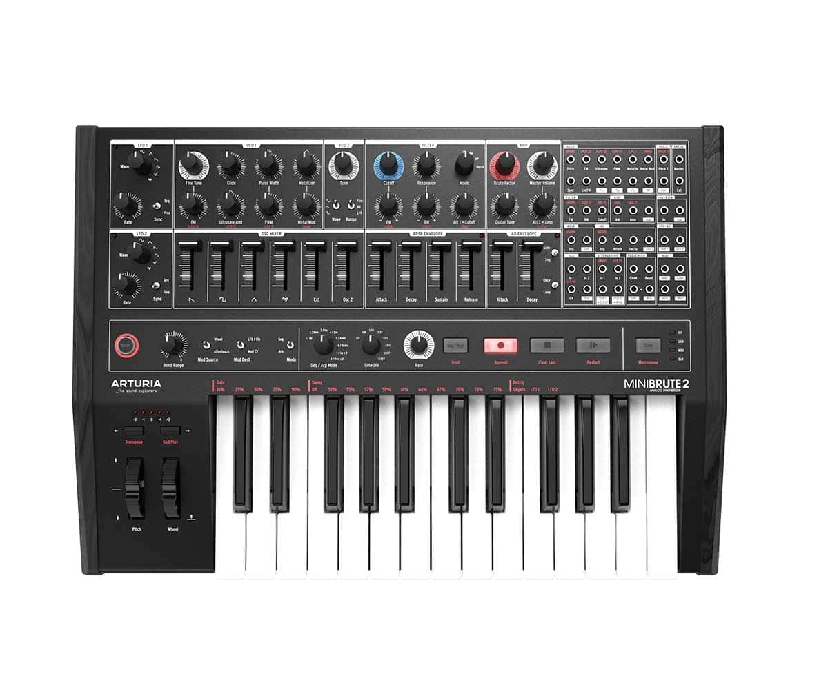 Arturia MiniBrute 2 Noir Syntesizer auf weißem Hintergrund