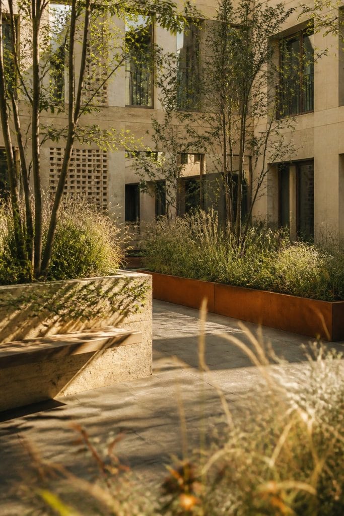Cour intérieure plantée d’un grand immeuble parisien