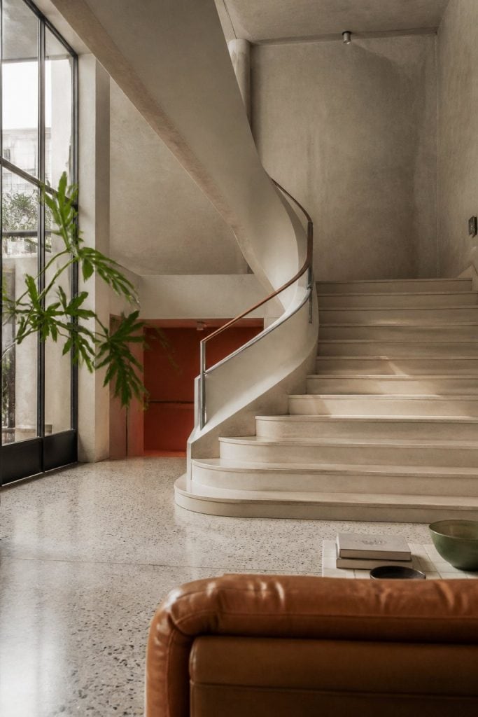 Escalier et hall lumineux d’un immeuble réhabilité