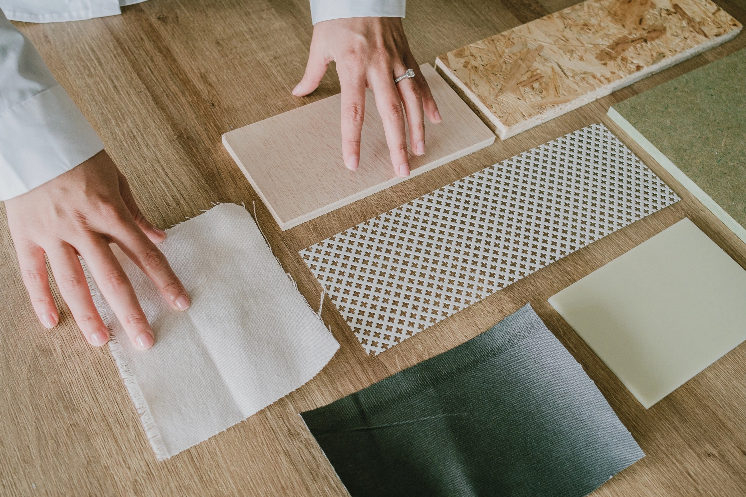 Sélection d’échantillons de matières et de textures pour un projet de décoration d’intérieur
