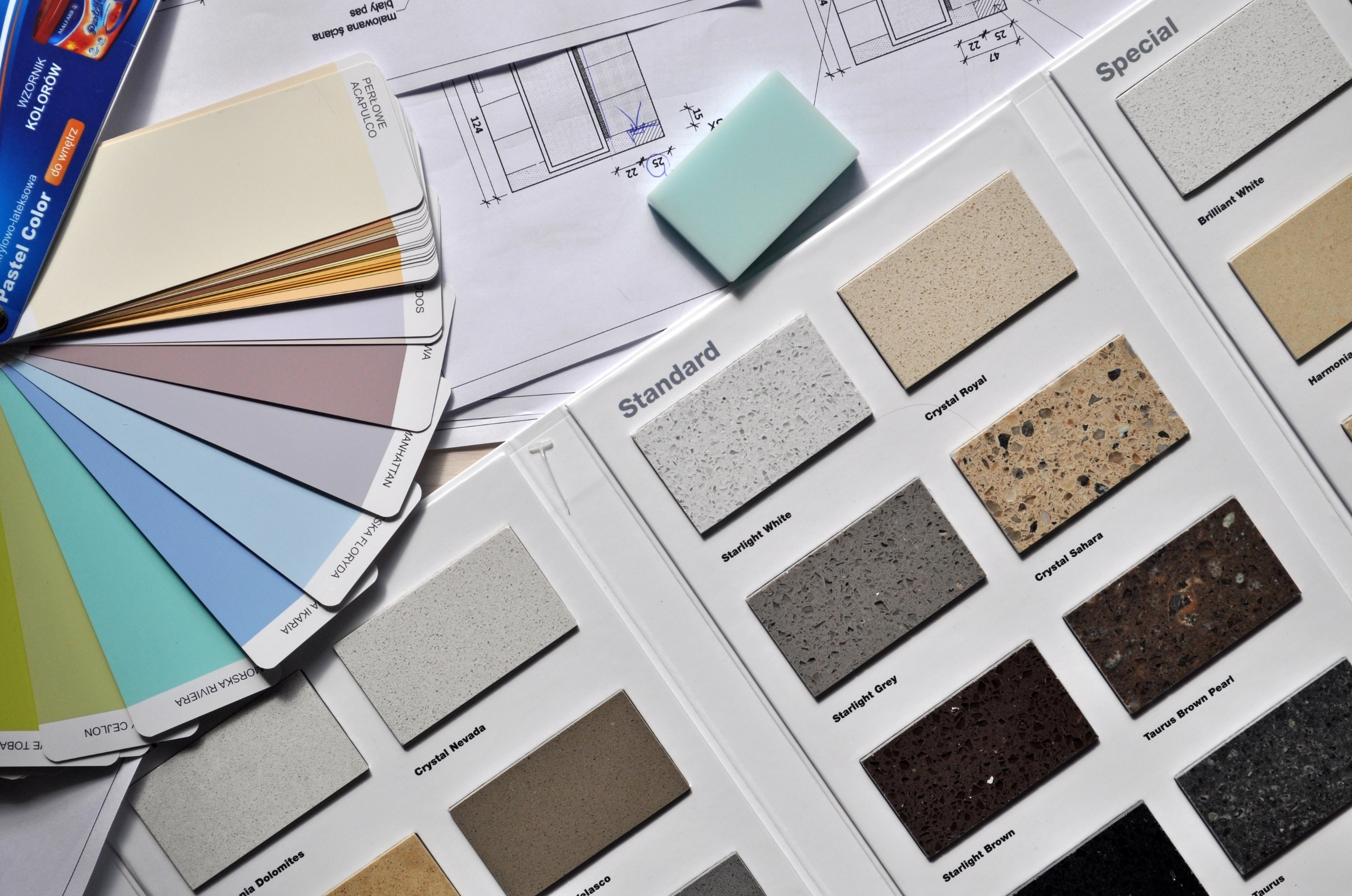 Nuanciers de couleurs et échantillons de matériaux pour la conception d’un intérieur personnalisé