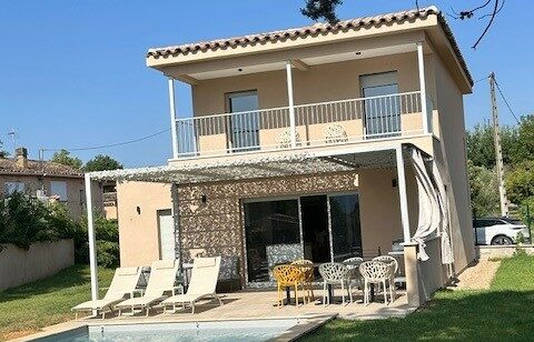 D&eacute;couvrez cette construction de maison ossature bois dans le Var &agrave; Salernes : une maison moderne et id&eacute;ale pour un investissement locatif.