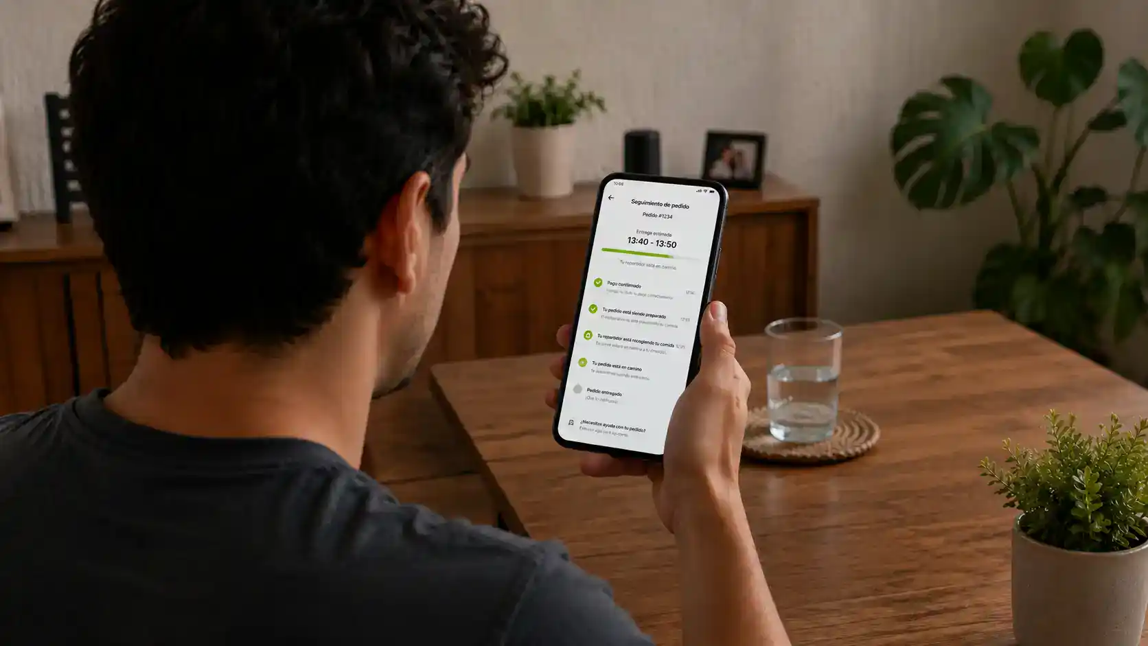 Usuario consultando una aplicación de delivery con mensajes claros que reducen la incertidumbre durante el proceso de compra.