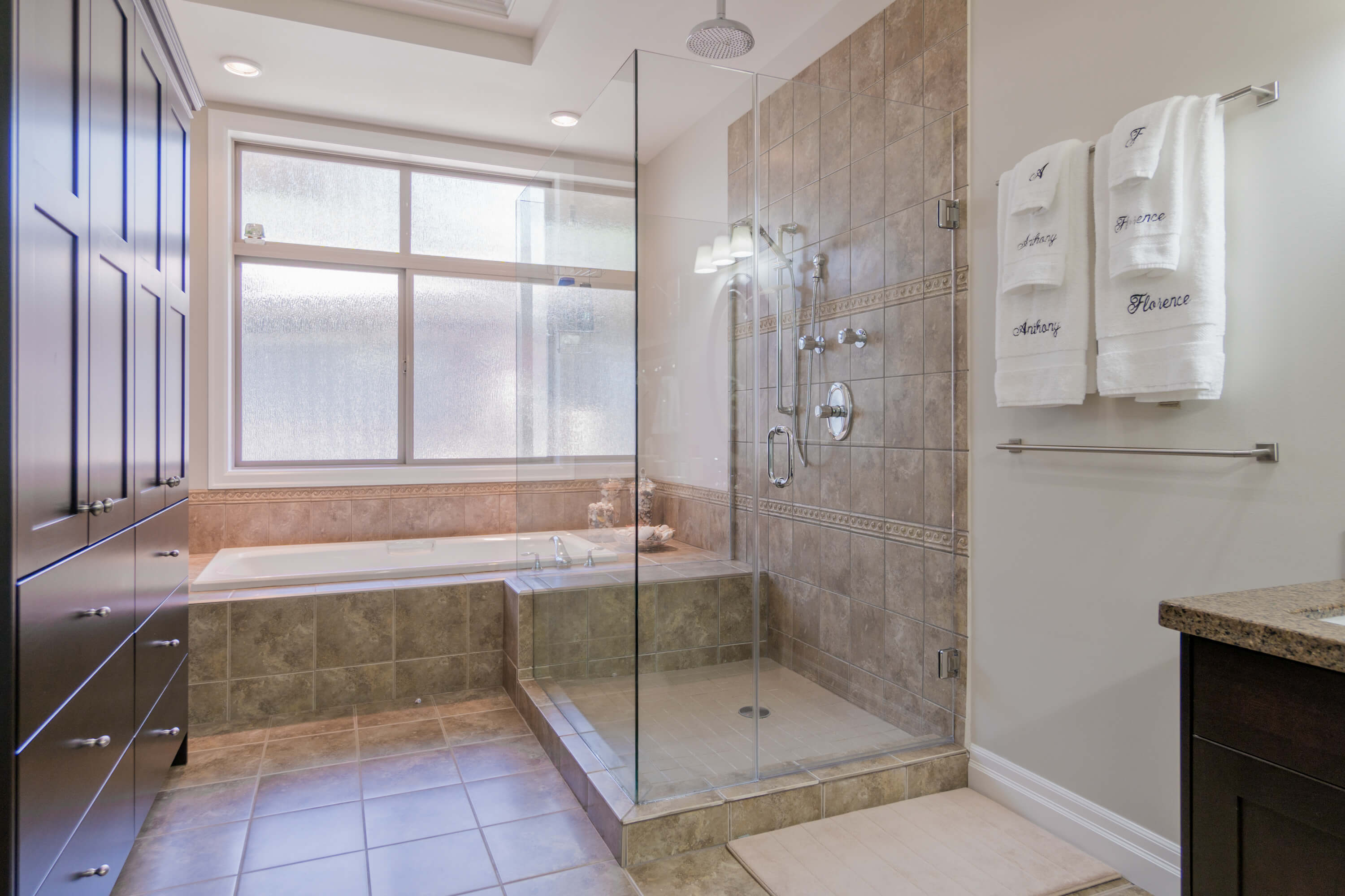 Ensuite spa bath and shower on main level - 185 - 51075 Falls Court, Chilliwack