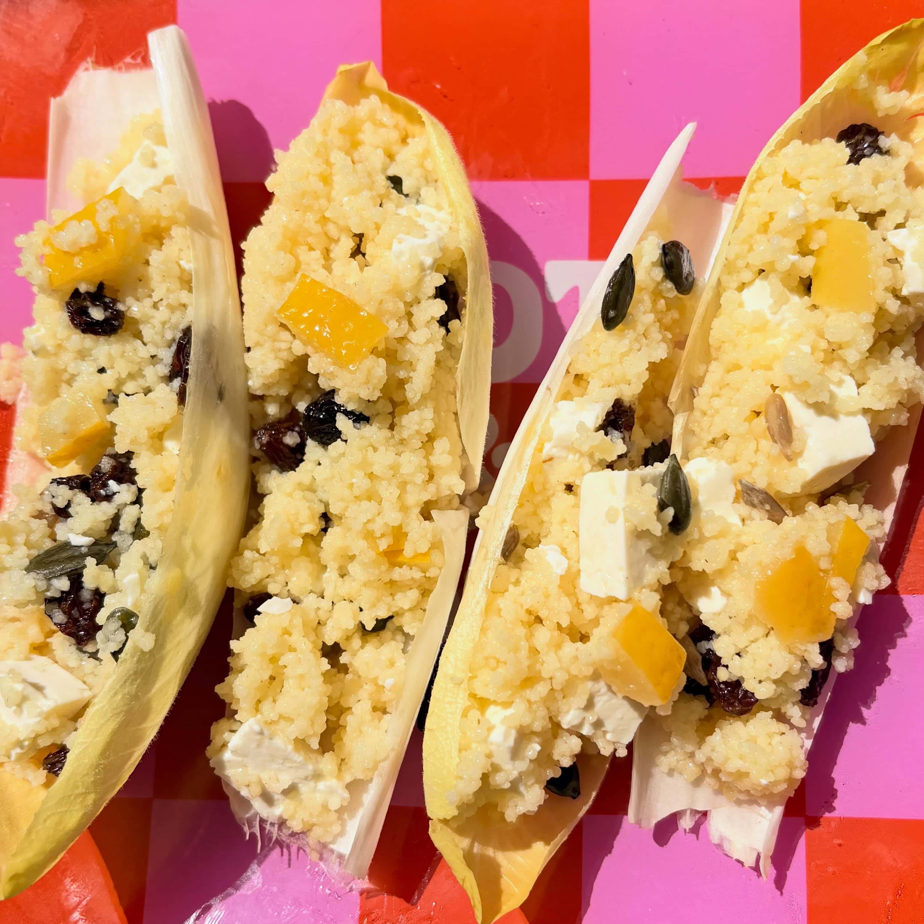 Witlofschuitjes met couscous salade: een heerlijk zomers gerecht, waarvoor je niet lang in de keuken hoeft te staan.  Iedere hap is een explosie van smaken: krachtige citrussmaak van ingelegde citroen, zoet van de rozijn, ziltig van de kaas en het lichte bittertje van de lof. Eet de schuitjes als lunch, lichte maaltijd of borrelsnack.  Voor 2 personen
* 1 stronk witlof (ca. 12 bladen)
* 125 gram couscous
* 100 gram witte kaas
* handje rozijnen
* 1/2 ingemaakte citroen
* 2 eetlepels pittenmix (pompoen-, zonnebloem-, pijnboompit)
* olijfolie
* citroensap
* zout
* koriander (optioneel)  Bereid de couscous volgens de aanwijzingen op de verpakking. Snijd de schil van de ingelegde citroen in dunne reepjes en de witte kaas in blokjes. Breng de couscous op smaak met olijfolie, citroensap en zout en meng er de kaas, rozijnen, citroenreepjes, pittenmix en koriander door.
Vul de lofbladen met de couscoussalade.
Variatietip: je kunt ook noten toevoegen ipv pitten, bijvoorbeeld pistachenootjes. Ook kun je de rozijnen vervangen door granaatappelpitjes.  Meer lekkere recepten met lof vind je op witlof.nl
@enofjewitloflust 
@kroonophetwerk  #enofjewitloflust #witlof #foodybox #couscous