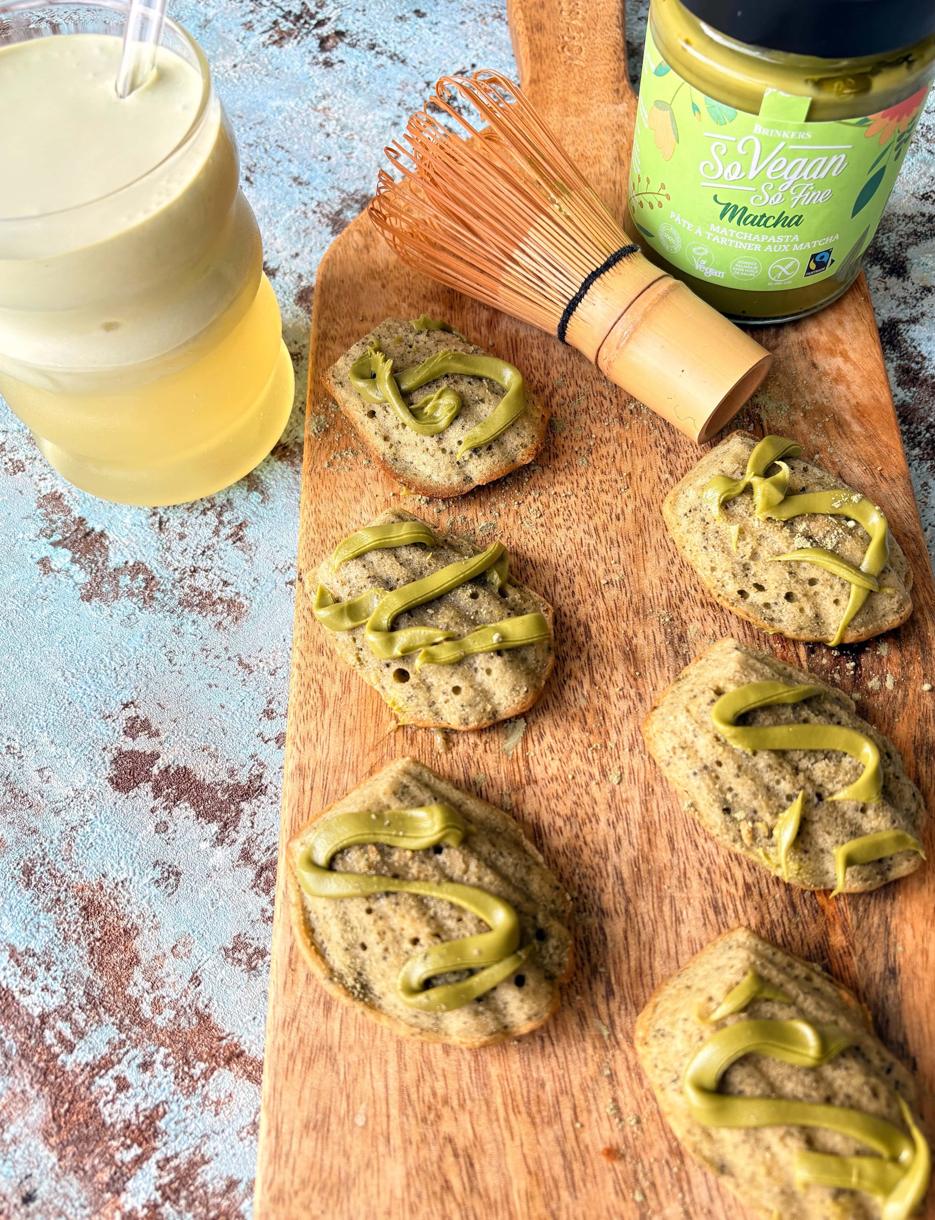 Ube mag dan hipper zijn, ik ben nog steeds fan van matcha! Met de nieuwe @sovegansofinenl matchapasta maakte ik deze lekkere matcha madeleines. Erbij een frisse coconut matcha cloud (kokoswater, ijsblokjes, opgeklopte room met matcha en vanillesiroop).  Voor ca. 20 stuks  125 gram roomboter
2 eieren
150 gram kristalsuiker
150 gram bloem
1,5 theelepel vanille-extract
rasp van een halve citroen
1 snufje zout
3 theelepels matcha poeder (@hugthetea.matcha)
matchapasta @sovegansofinenl  Smelt de boter in een pannetje en laat vervolgens iets afkoelen. Klop de eieren met de suiker schuimig en dik. 
Zeef de bloem en spatel deze beetje bij beetje door het eimengsel. Spatel ook de gesmolten boter erdoor. Voeg de vanille extract, zout, citroenrasp en matchapoeder toe. Spatel even goed door en zet vervolgens ca. 2 uur in de koelkast. 
Verwarm de oven voor op 200 graden.  Vet de vorm in en schep er het beslag in. Bak de madeleines in 10-12 minuten gaar. Laat afkoelen op een rooster. Drizzle matchapasta over de madeleines.
#gekregen #matchapasta #sovegansofine #matchalover