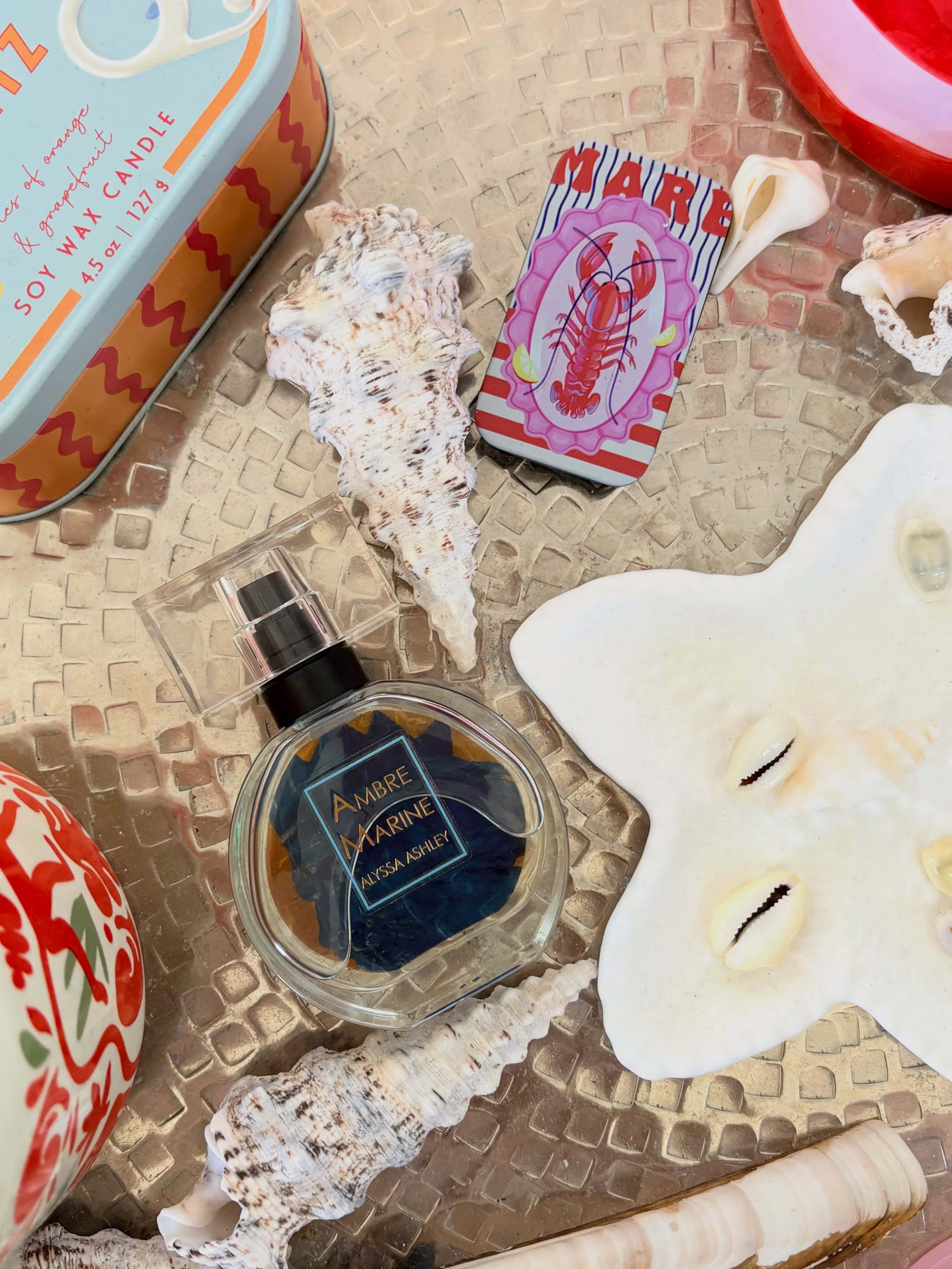 Iedere vakantie neem ik één - meestal nieuw - parfum mee. Zodat de geur van dat parfum voor altijd verbonden is aan de herinneringen van die ene reis. Geur is zo’n sterke emotie! Deze keer nam ik de Ambre Marine parfumolie mee van @alyssaashley_official .  Bij de geboorte van zijn dochter Alyssa in 1969 droeg Enrico Donati een parfumlijn aan haar op. Het merk groeide wereldwijd uit tot een groot succes en wordt vandaag nog steeds verkocht. Je kent vast wel de musk oil van dit merk!
De nieuwe Alyssa Ashley Exclusive Collection bestaat 17 verschillende geuren die zijn onderverdeeld in een Musk, Amber, Patchoeli en Vanille collectie. De geuren hebben een parfumconcentratie van 50% (!) en zijn verkrijgbaar bij één exclusief verkooppunt: @celesteparfums in Den Haag.  Heb jij ook bijzondere herinneringen aan bepaalde geuren?  #gekregen #parfum #alyssaashley