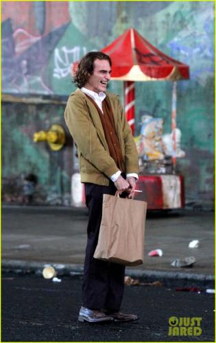 joaquin-phoenix-the-joker-movie-03