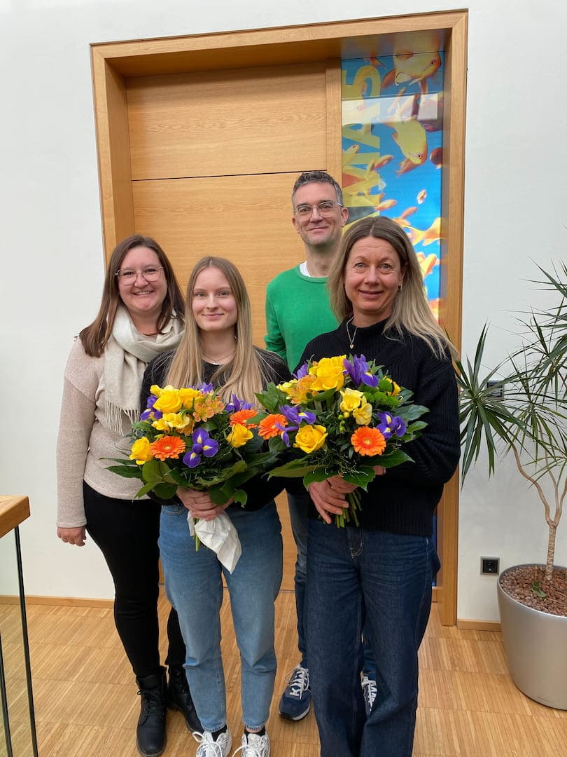 
Von links: Franziska Puchinger (Ausbilderin), Celina Wiesneth (Urlaubsberaterin), Nicolas Götz (Geschäftsführer), Gabi Scheunemann (Bürokauffrau) bei den "Feierlichkeiten".